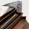 Umhängetaschen-Designer verkaufen Unisex-Taschen von beliebten Marken. Neue Modetaschen