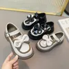 Kinderloafers voor meisjes Veelzijdig ademend Simple Crown Antislip Prinses leren schoenen kinderen 240314