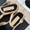 24ss Dikke Platform Hakken Dames 7 cm Sandalen Designer Lamsvacht Houtnerf Slippers Verstelbare Gesp Muiltjes Klassieke Slingbacks Nette Schoen Rubberen Zool Vrijetijdsschoen