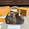 23SS Kvinnors lyxdesigner Tote Bag Cowhide Leather DrawString Bucket Bag Kvinnsäck Crossbody Bag Gold Metal Acc Xeeo