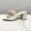 Été Nouvelle pantoufles féminines polyvalentes de haute qualité Banquet de fleurs artisanales Banquet haut talon Sandales en cuir authentique en cuir carré Pumps pour femmes