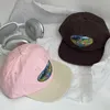 Ins милые розовые бейсбольные кепки для женщин весной и летом на открытом воздухе солнцезащитный крем ниша дизайн вышитый мягкий верх шляпа с плоскими полями 240311