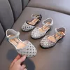 Ainyfu Kids Pearl Flats Sandaler Girls Princess Rhinestone Party Sandaler Barnläder Hollow Out Beach Shoes Storlek 21-36 240319