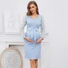Underbar blommig moderskapsklänning med stretchigt tyg och flödande silhuett för graviditetspografi 240315