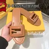 2024 Dames Luxe Slipper Designer Gouden Letter Metalen Grafische Lederen Sandaal Crossover Band Schoen Mode Klassieke Zomer Strand Outdoor Slides 35-42