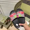 2024 Sandales de créateurs célèbres Talons plats Caoutchouc Cuir Tissu Gear Semelle Diapositives Hommes Femmes Dames Mode Luxe Floral Rayé Sandale Sliders Femme sandale 36-42