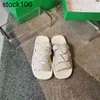 BottegVenetas Slipper-Sandalen aus Europa, quadratisch gestrickte Nischen-Flip-Flops für Damen im Sommer, Strandschuh-Trend 2024 mit flachem Boden