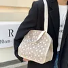 Totes Bolsos florales para mujer Bolso pequeño y fresco de media luna de verano para vacaciones de camping