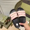 2024 Sandales de créateurs célèbres Talons plats Caoutchouc Cuir Tissu Gear Semelle Diapositives Hommes Femmes Dames Mode Luxe Floral Rayé Sandale Sliders Femme sandale 36-42