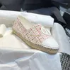 espadrilles designer för kvinnliga sandaler tyg canvas denim läder laides sommarskor loafers svart vit beige lägenheter glider sandale skjutreglage kvinna