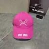 Ball Caps Tasarımcı Yeni Bow Beyzbol Şapkası Yumuşak Üst Moda ve Modaya Dönüş Dil M Aile Kadın İnternet Kutlaması Aynı Stil Güneşlik Parti Q97B
