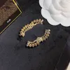 Spilla di perle di lusso placcata in oro Spilla boutique di marca Designer Nuova scatola di spille regalo Accessori di abbigliamento di alta qualità Festa di compleanno