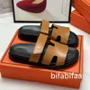 Slippare Chypre Sandal Designer Sliders Flop Flops Platta sandaler för strandkomfort kalvskinn Läder naturlig mocka getskinn i brunt och svart för kvinnor och män35-42