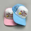 Ball Caps Yeni Cruise Anime Çilek Mektubu Baskılı Kamyon Yarım Örgü Şapka Kişisel Güneş Koruyucu Nefes Beyzbol Şapkası Erkek ve Kadın Modası J240325