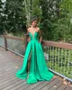 Fantastisk Mint Green Prom Dress A Line V Neck Formell aftonklänningar Eleganta lårdelade klänningar för speciella tillfällen svep Train Satin Robe de Soiree