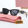 Solglasögon kvinna designer skuggor glasögon vita solglasögon för kvinnor uv 400 modekränkning unisex full ramglasögon solglasögon strand semester solglas med låda