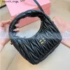 الأكياس المسائية للسيدات الوردي المصمم Cleo Bag Miui Satchel Tote Wander Matelasse Underarm Hobo Leature Leather Genuine مع حزام الكتف Q240225