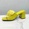 Été Nouvelle pantoufles féminines polyvalentes de haute qualité Banquet de fleurs artisanales Banquet haut talon Sandales en cuir authentique en cuir carré Pumps pour femmes