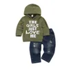 Set di abbigliamento 2 pezzi Completi casual per bambini Felpa con cappuccio a maniche lunghe con stampa di lettere per bambini Jeans strappati con tasche