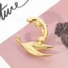 Brosches Japan Anime Violet Evergarden Gold Color Brosch Fashion Cosplay Party Charm Accessory Collar Lapel Pins For Women smycken gåvor