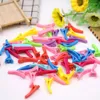 Abbigliamento per cani 100PCS Clip per capelli per animali domestici in plastica a becco d'anatra per accessori per strumenti per lo styling fai-da-te Parrucchieri