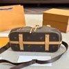 23SS Kvinnors lyxdesigner Tote Bag Cowhide Leather DrawString Bucket Bag Kvinnor axelväska Crossbody Gold Metal Acc HESC