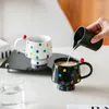 Muggar keramiska staplade koppkontor och hushållsnischdesign med en minimalistisk kaffefat personligt färgglada prickade par