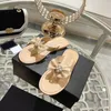 Högkvalitativ kvinnors platt tofflor Summer Designer Läder Fashion Sandals Bow Hotel Bekväma Sandaler Designer Shoe Strap Box