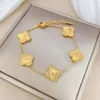 Van Clover-Armband, Dongguan-Titanstahl-Schmuck, modischer und eleganter 18-Karat-Gold-Batch-Blumen-Vierblatt-Gras-Fünf-Blumen-Armband mit einem High-End-Gefühl