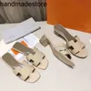 Projektant Orans Sandal Slipper Klasyczny oryginalny France Oasis Women High Obcasy Płaska skórzana czarna różowa kolory Letnia plaża duża z logo