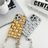 Capas de telefone celular 3D Weave Texture Plating + Bow Heart Chain Phone Case para iPhone 14 13 12 15 Pro Max 11 Câmera Protetora Metal Color Back Cover H240326