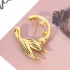 Brosches Japan Anime Violet Evergarden Gold Color Brosch Fashion Cosplay Party Charm Accessory Collar Lapel Pins For Women smycken gåvor