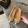 Chanels Femmes Robe Chaussures Designers Talons Sandales Cowhide Lettre Bow Ballet Chaussures de mariage Lady Cuir Lazy Dance Mocassins Femmes Chaussures Taille 35-42 avec diapositives de boîte