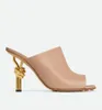 Summer Walk Luxury Women Women Gold Finita Metal Knot Mules Square Square Sculptural Metal Stiletto Heel Slifori Sliponi Fare Matterno Sandite di tacco High Sandals Scarpe EU35-43 con scatola