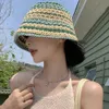 夏に小さな顔を披露するカラフルな織りの漁師の女性、多目的なストロービーチシェーディングと保護、太陽のためのトレンディな帽子