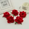 Ghirlande 100 pezzi rose di seta testa ghirlande di cucito fai da te cappello rosso rosa bianco blu fiori artificiali economici per la decorazione domestica di nozze