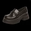 Sapatos de vestido estilo britânico ampliado e grande tamanho de couro 2024 preto aumentado mocassins de sola grossa para mulheres com um pedal de pé