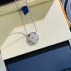 2024 Collana con ciondolo di lusso S925 in argento sterling Quadrifoglio pieno di cristallo Cerchio rotondo Fascino Girocollo a catena corta per gioielli da donna Regalo del partito