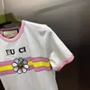 T-shirt da donna Designer Tendenza di lusso di alta qualità Celebrità di Internet nuovo prodotto T-shirt a maniche corte con ricamo a contrasto rosa e bianco per top da donna QOXP