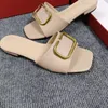 2024 Der neueste Stil Sommer neue flache Sandalen Damen Schnalle Stickerei Mode flache Hausschuhe ein Wort draußen tragen 35-43 Markendesigner Sandalen flache Frauen Sommerschuhe