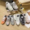 2024 Designer Casual Shoes High-End Luxury Fashion Running Shoes Bekväm basket Topp Soft Sole Elastic Sneakers Running 35-42
