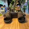 슬리퍼 슈퍼 핫 블랙 남성 신발 새로운 통기성 벨크로 틈새 틈새 두꺼운 밑창은 외부 Q240326에 해변 1 줄 샌들을 착용합니다.