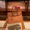 BK Leature Leather Luxury Luxury Cowhide Handbag 2024 Lychee Gark One One Houtter Fashion Trend Messenger Women's Logo Logo Original