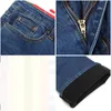 Gratis fartyg 2023 Högkvalitativa män Winter Worm Fleece Black Blue Boot Cut Jeans Busin Casual Flare Pants Mid midjebyxor T6R8#