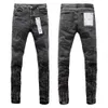 Lila Markenjeans. Amerikanische High-Street-Jeans mit Distressed-Patch, trendige Jeans mit geradem Bein