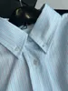 Kvinnors blusar Skjortor Designer Brand Spring/Summer New Miu broderiålder Minska färsk och söt tjejstilknapp Vertikal stripe Polo Shirt DJJ2