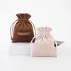 Sacs de rangement 100 pièces Logo personnalisé velours bijoux organisateur cadeau petit sac touchant peluche cordon emballage pochette faveurs de mariage