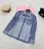 Kvinnors blusar Skjortor Designer High End Spring/Summer New Minimalist White Vertical Stripe Långärmad lätta skjorta med bottenrem tvådelar set cvy2