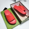 Tjocka solade tofflor Designer Brand Sandaler Kvinnor Ny svampkakhöjd Ökning utanför slitage One Word Slipper Womens Shoes
