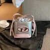 Bucket Bag Designer 50% korting op het hot selling merk unisex -tassen in de zomer kleine populaire schouder nieuwe modieuze en eenvoudige crossbody emmer